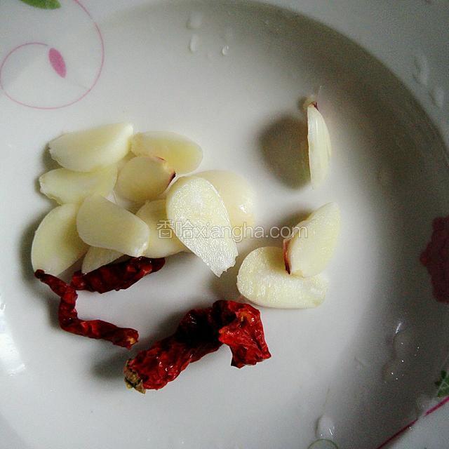 蒜切片，干辣椒切段