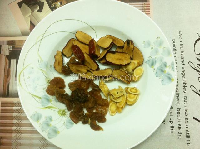 将红枣，桂圆，黄芪洗干净，红枣切开