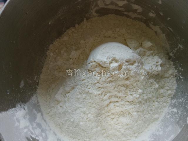 温水和酵母混合与面粉搅拌均匀