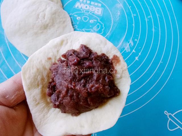 放豆沙馅，包包子样