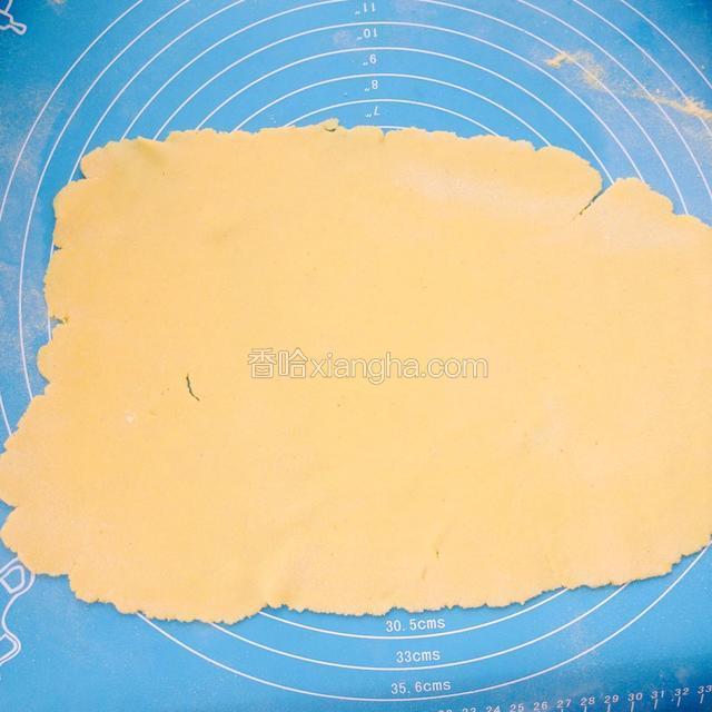把面团擀成厚度在0.5厘米左右的薄饼