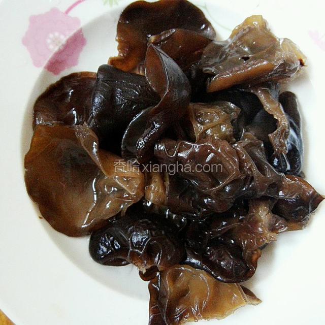 木耳淡盐水中焯一下