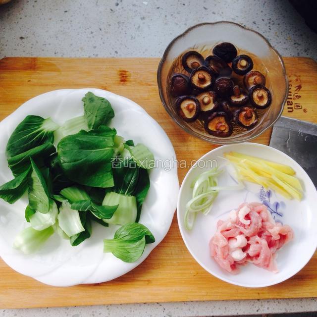 油菜切片，木耳提前泡发，猪肉切丝，姜切丝，葱切片