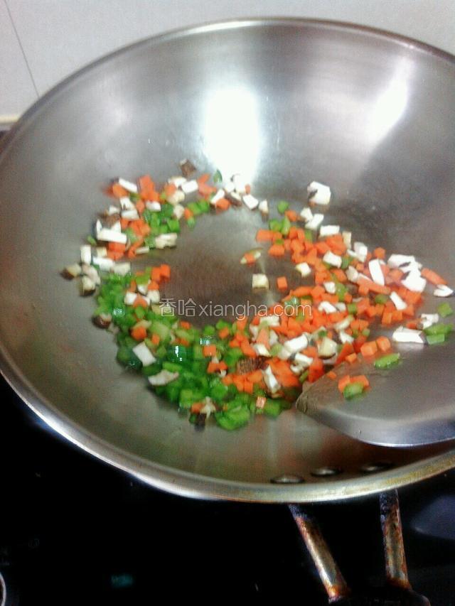 锅热下油，油热下胡萝卜，青椒，香菇翻炒两分钟