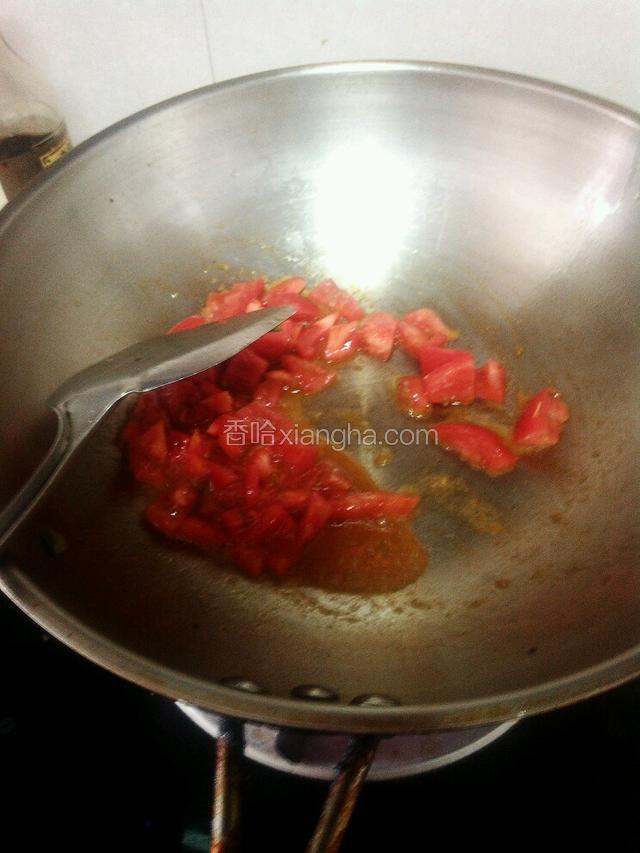 热锅下油，油八成热下西红柿，炒出汁来