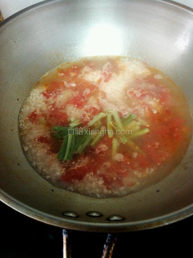 煮五分钟下白菜梗，再煮两分钟