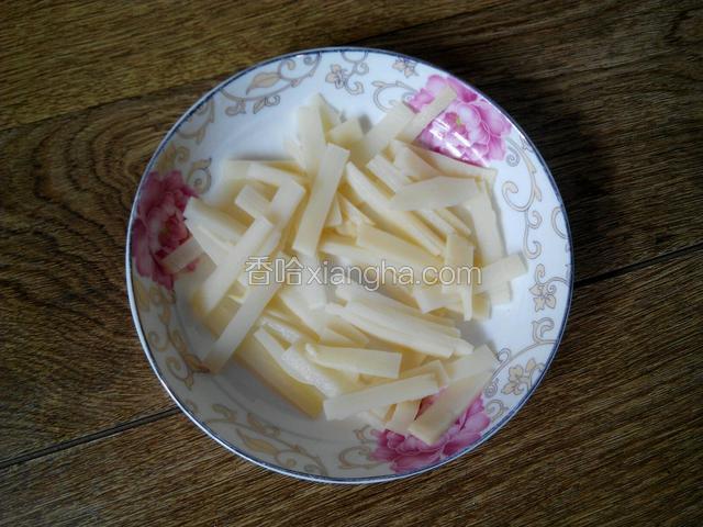 竹笋去皮洗净切长条。