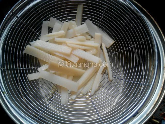 锅内烧热水，水开放入竹笋煮3分钟左右，过冷水。