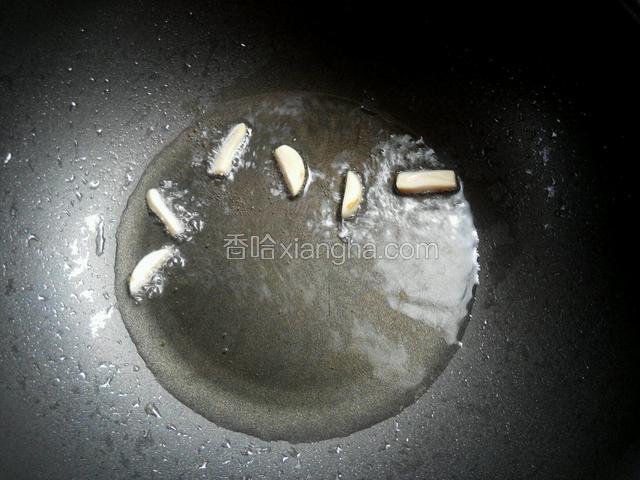 锅中加适量油，烧热后下入蒜片爆香。