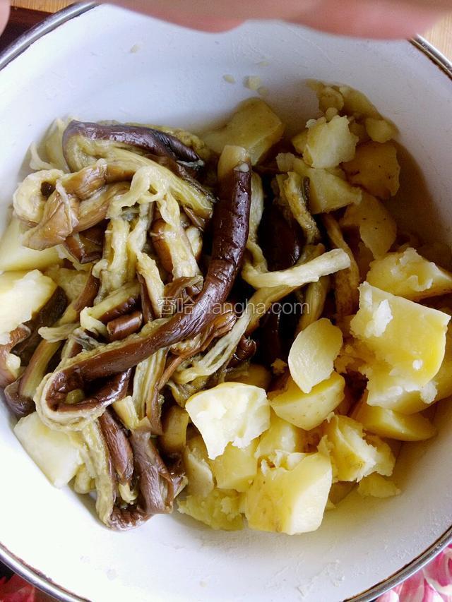 将土豆弄小块，茄子撕成细条。