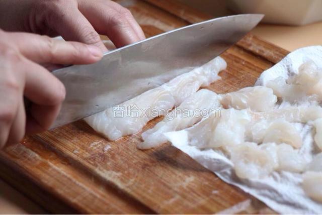 龙利鱼洗净后切成条形块状，用厨房用纸擦干表面水份。
　　

