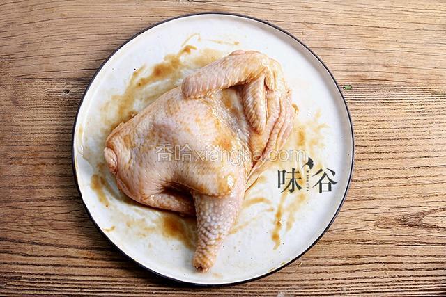 腌制好的鸡抹上一层蚝油。
