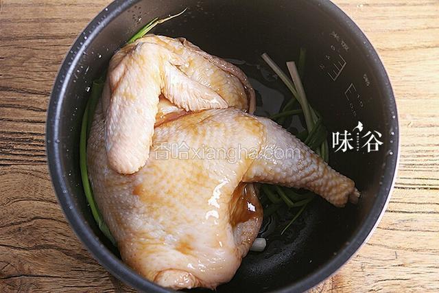 鸡放入锅内，按下煮饭键，第一次跳键后把鸡翻个面，再按下煮饭键，跳键后即可。
