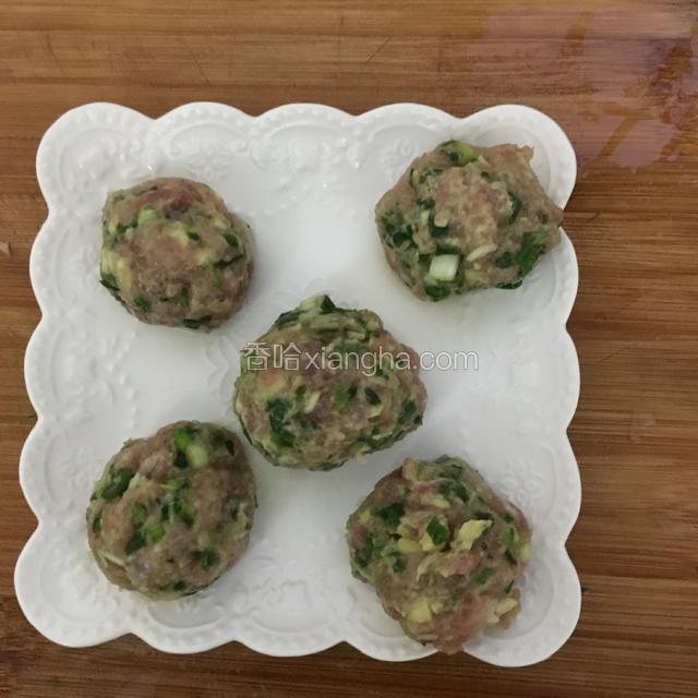 用手把肉揉成圆状