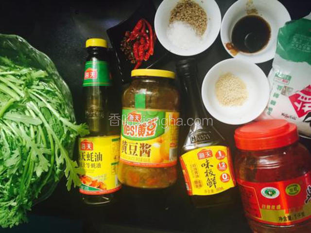 准备好以下食材和调料茼蒿 千万不要切开，要整颗的，如果你不喜欢吃我这种的话！可以照照着自己的方法切断做。西红柿一个，做配饰食材一共俩种盐，花椒，八角，干辣椒，鸡精，芝麻，白糖，蚝油，香油，醋，海天味之鲜酱油，邯郸豆瓣酱，海天豆瓣酱，调料，一共十三味。