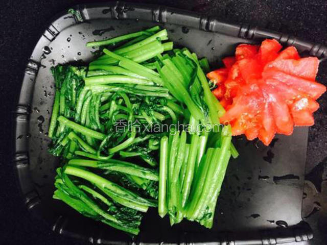 菜多，摆了两盘，第二盘摆好菜，用厨房专用剪刀，在菜盘里剪好的。整个过程没用菜刀西红柿用刻花的刀子刻好放入盘子里，自己吃也可以不放，放了会漂亮，有情调一些，起到装饰作用的。所以放不放都可以