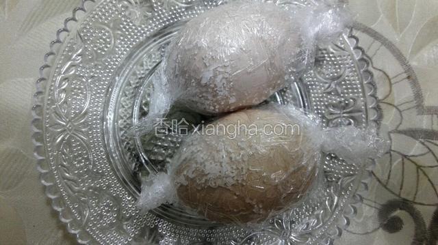 把鸡蛋在装有白酒的碗中浸泡一下，在装有盐的盘中滚一下，使鸡蛋均匀沾满盐，最后用保鲜膜把鸡蛋包裹好