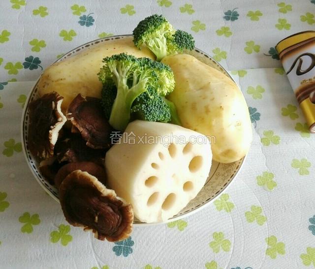 将蔬菜洗净备用。