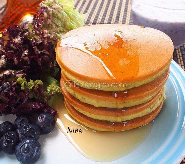 把芋泥馅儿夹在芋头松饼中，表面淋一些蜂蜜，好吃到没朋友！
Bon appetite.