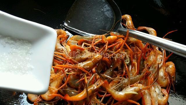 放入白糖提鲜。