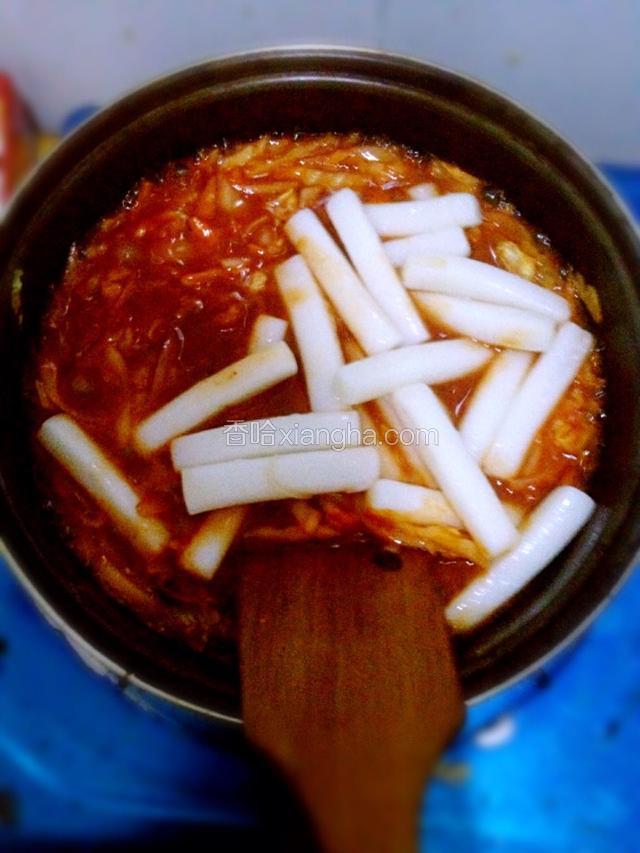 放刚才煮好沥水后的年糕进来。
