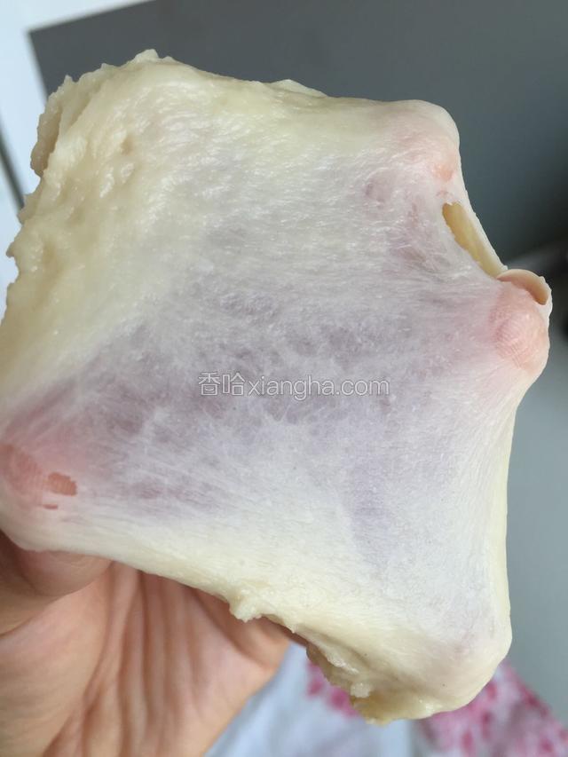 揉出薄膜后放入黄油继续搅拌揉至扩展阶段。