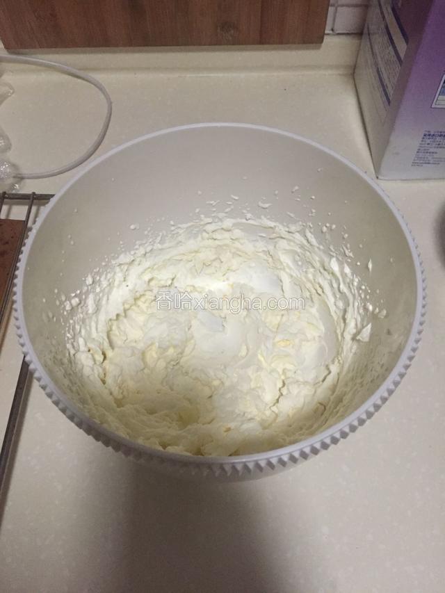 淡奶油加入白砂糖搅打至裱花状态。