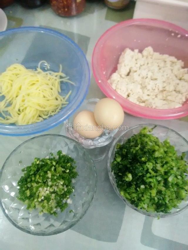准备好土豆1个，去皮洗净切细丝，用盐腌一会。豆腐1块捏碎。菜心洗净，用开水烫一下切碎捏干水份。葱切成葱花，鸡蛋两个备用。