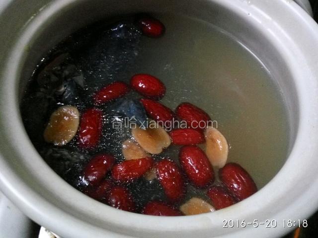 水开之后加入乌鸡肉，大火烧开转小火，煮35分钟。
