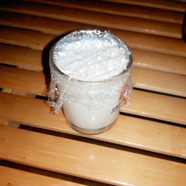 盖上保鲜膜，放入冰箱冷冻，不需要冻太久哦，要不然就成冰块了