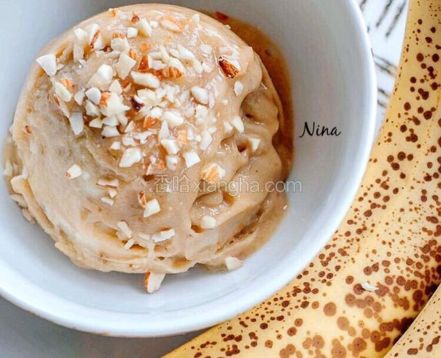吃的时候用冰激凌勺挖出来，表面撒一些碎坚果，尽情享用吧。
Bon appetite.