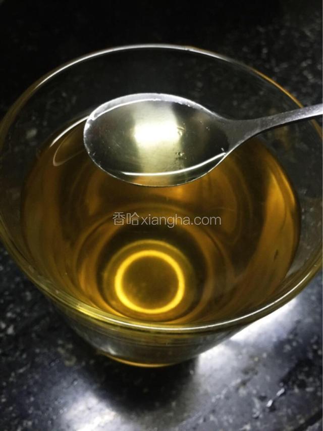  等薄荷水稍微冷后，倒入三勺蜂蜜，搅拌均匀