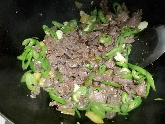 
立即放入牛肉，生抽翻炒一会儿即可出锅装盘。（喜欢吃味精也可以放入少许的味精。因为我不喜欢吃味精，所有不放味精。）
