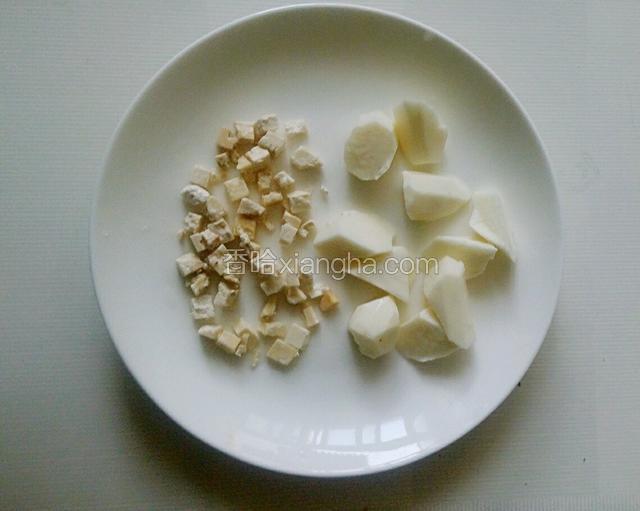 茯苓清洗干净后，稍微压碎些，山药去皮切块。(茯苓再压碎一些更好，压成粉末也是完全可以的)