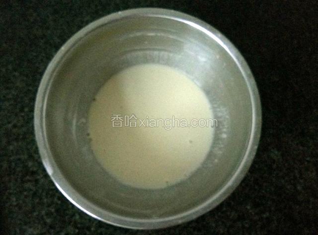 把面粉用清水调浆，不稀不稠，没有粉团。