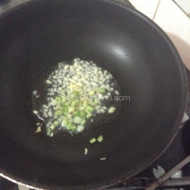 锅中放色拉油，下葱姜蒜爆香。