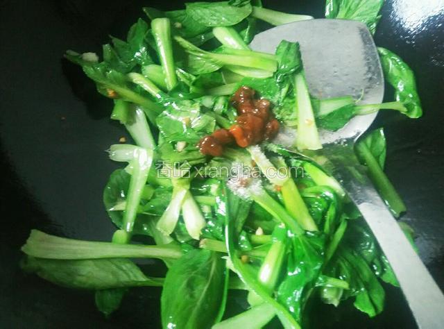 炒至油菜变软，放入一勺黄豆腐和少量的盐，翻炒均匀，岀锅