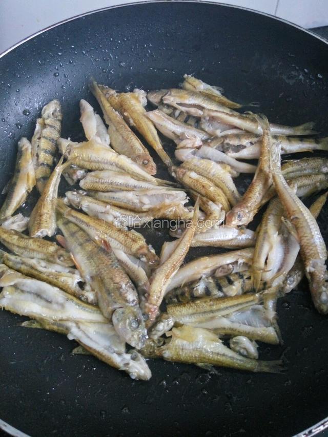 平底锅放油烧热，把鱼两面煎黄定型