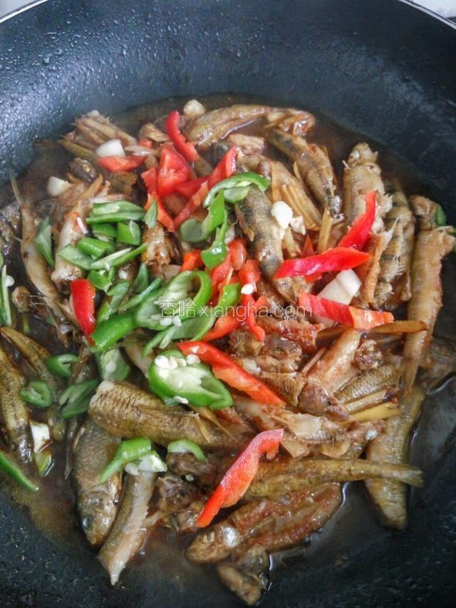 放入辣椒稍煮片刻，煮至水快干