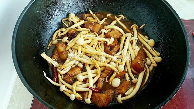 放入茶树菇继续炖煮10分钟。