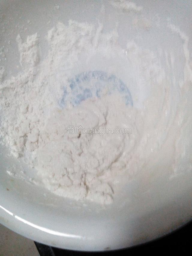 
把糖水加入糯米粉里面。（我要的量比较少，你们可以看情况加入）
