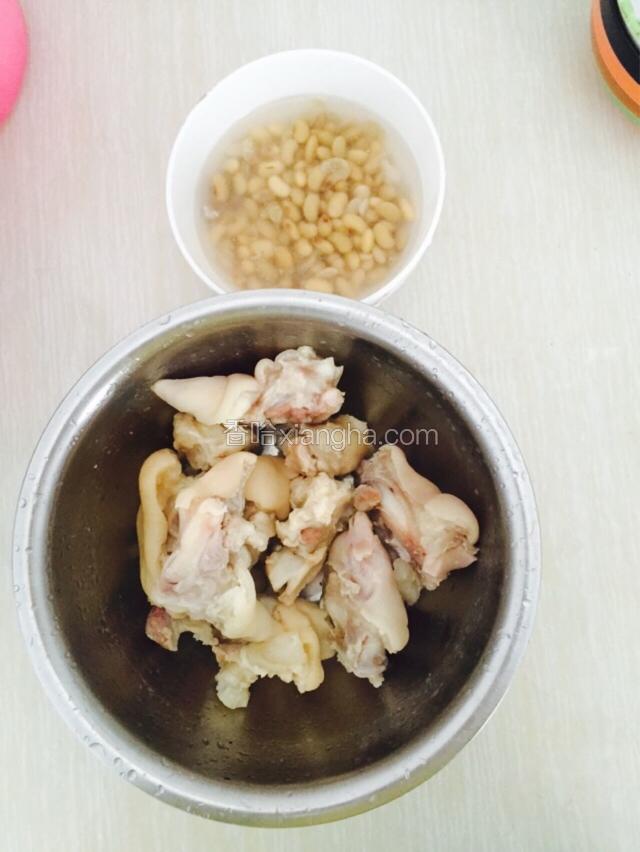 猪蹄一个劈开，黄豆泡水里5个小时。