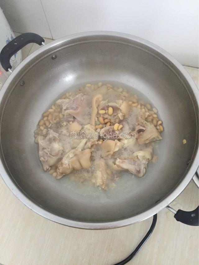 在锅里放一点油。把猪蹄在锅里炒一下。对上水，放上黄豆加点盐。大火烧开，后小火炖。