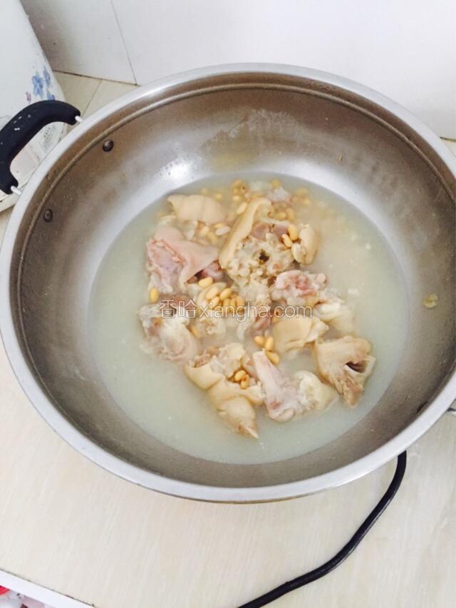 炖5个小时，等汤炖成奶白色。盛出。