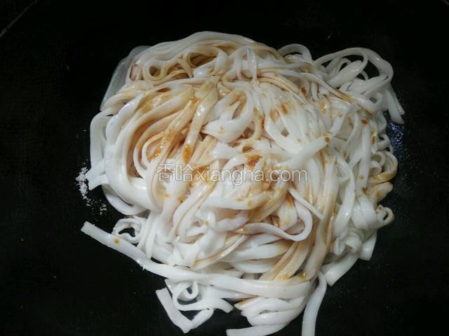 再热锅，下少许油，入河粉后立即淋入两汤匙生抽，少许盐，翻炒