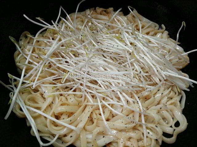 炒匀后，加入绿豆芽，磨点黑胡椒上去