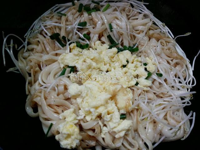 再次炒匀后加葱段，鸡蛋炒匀