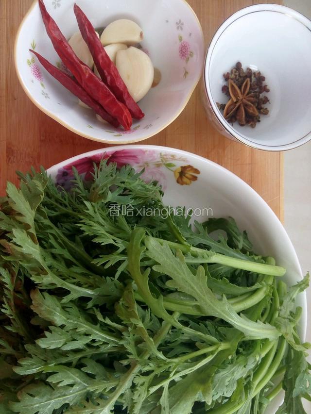 准备食材，茼蒿洗净去杆，控水切寸段备用。