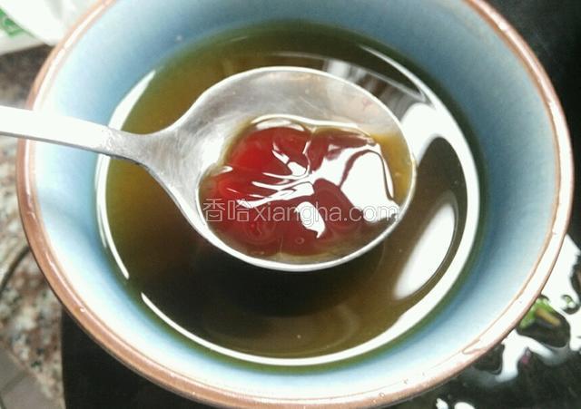 调酱汁  加入盐 料酒  糖 蠔油  生抽 调制