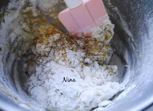 上下翻拌的手法搅拌至无干粉状态即可。
提前预热烤箱180度。